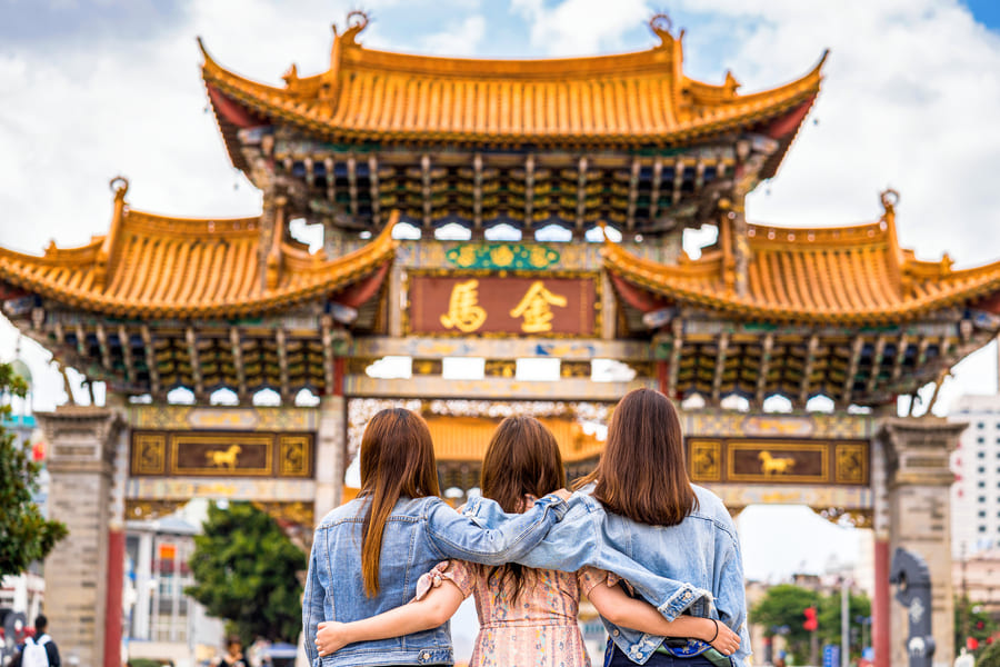Vacaciones en familia en Yulonghang frente a un templo la familia se abraza