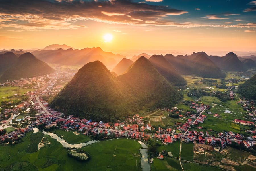 Atardecer en yangshuo, , el sol detrás de las montañas en yulongshag